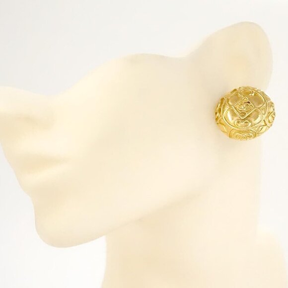 CHANEL CC Logos Round Clip-On Earrings Gold Tone Auth #22300 - Picture 2 of 4
